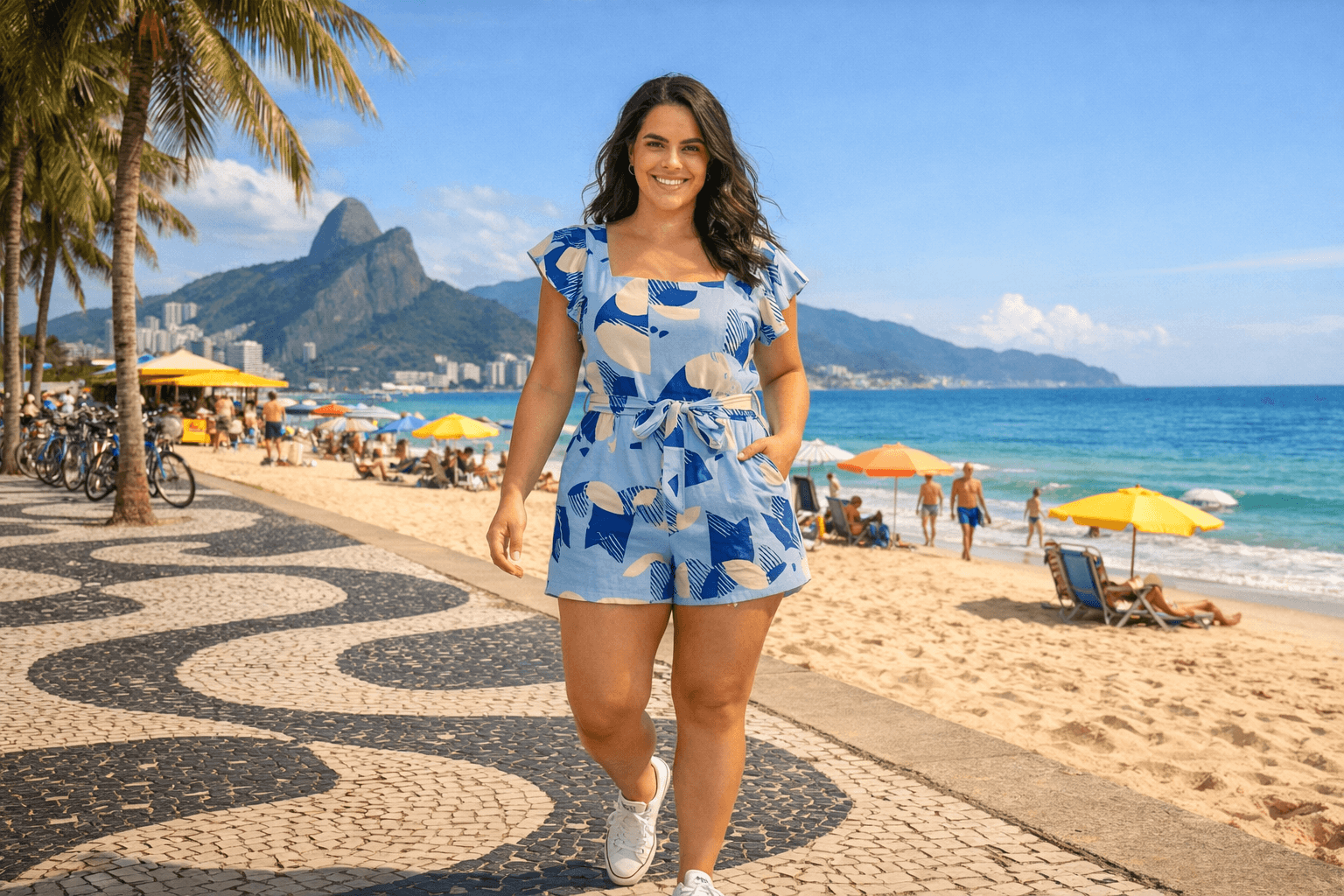 Homem com camisa de linho aberta caminhando na beira da piscina em dia ensolarado